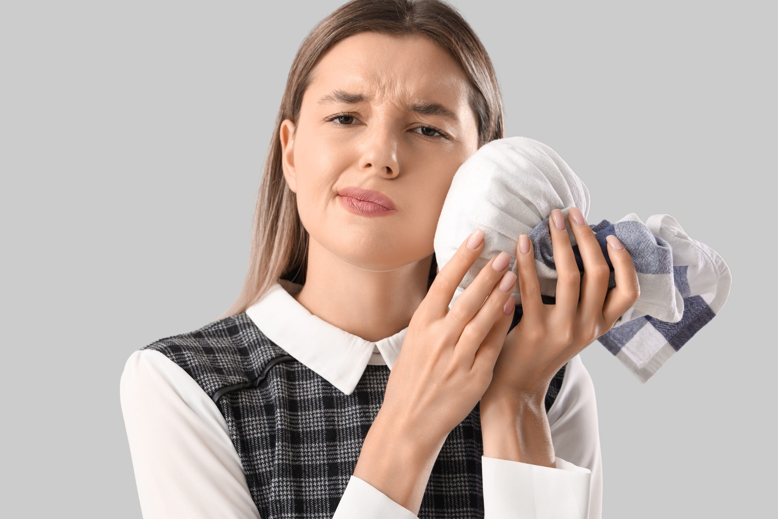 Using an ice pack to reduce swelling after tooth extraction